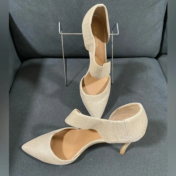 Calvin Klein Gella Pump - Picture 2 of 16